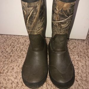 Boys Camo Muck boots youth size 1. Like new!